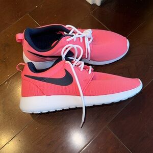 NWOB Nike Roshe Run Coral/Blue Size 8